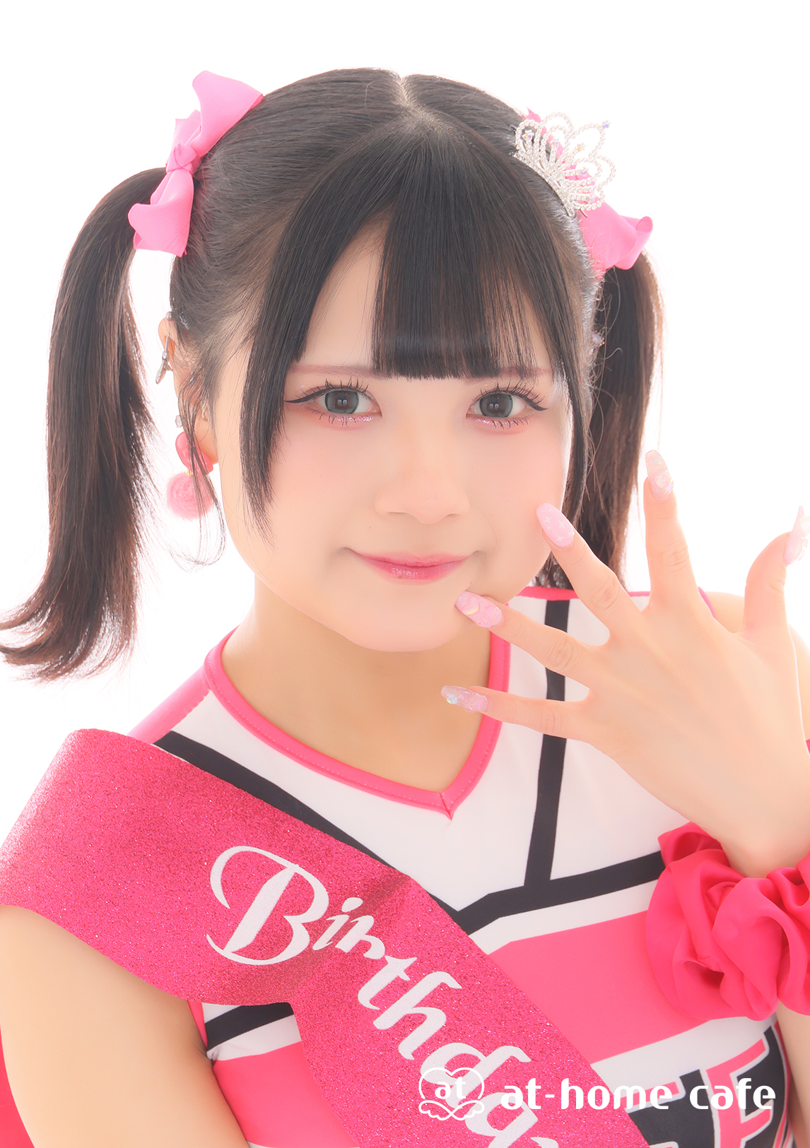 あっとほぉーむカフェ　めらる　アクリルスタンド　缶バッジ　ソロチェキくじ めらる』記念日グッズ詳細♡ | 秋葉原・大阪・名古屋のメイド